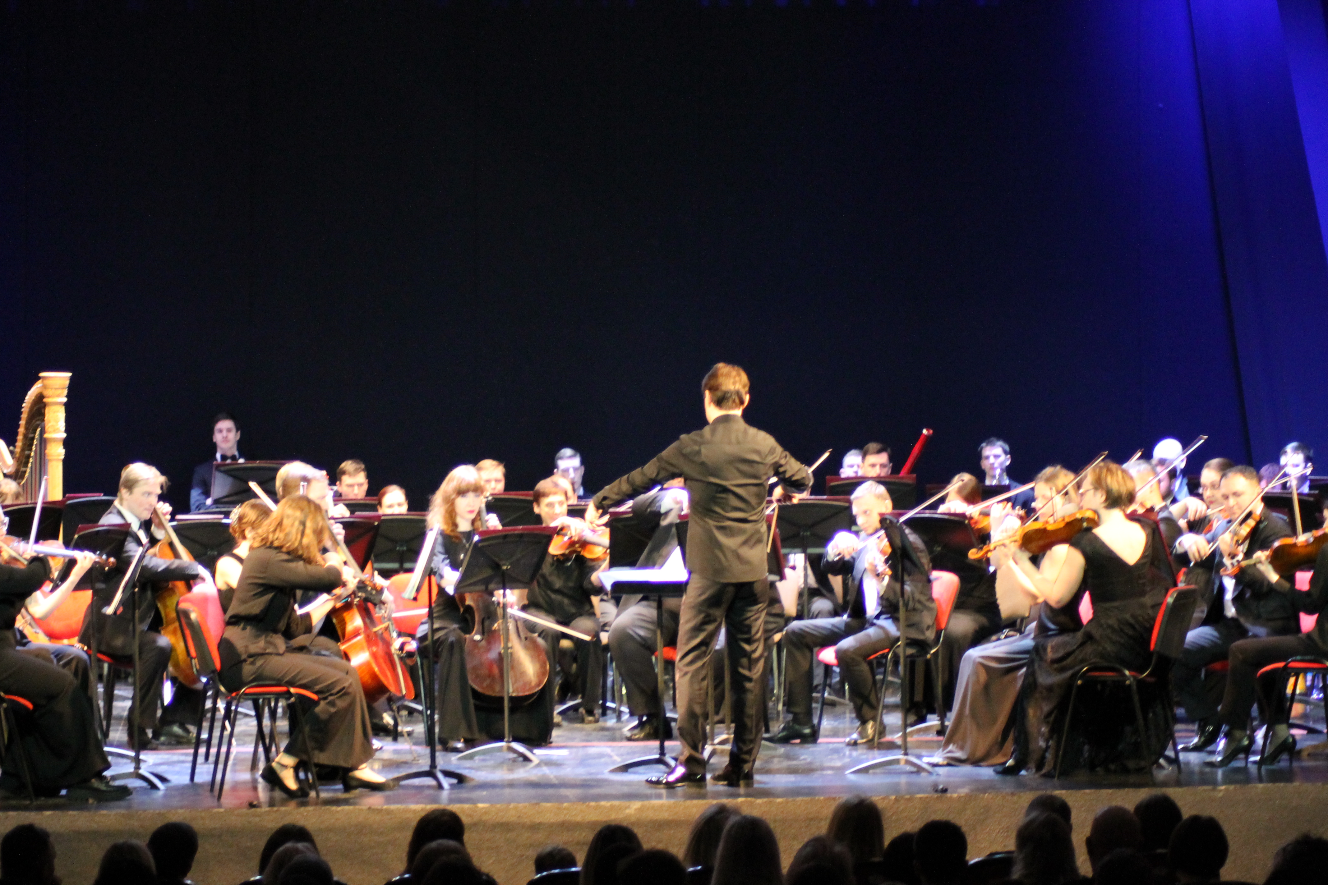Для любителей классической музыки в Ачинске выступил Московский государственный симфонический оркестр.