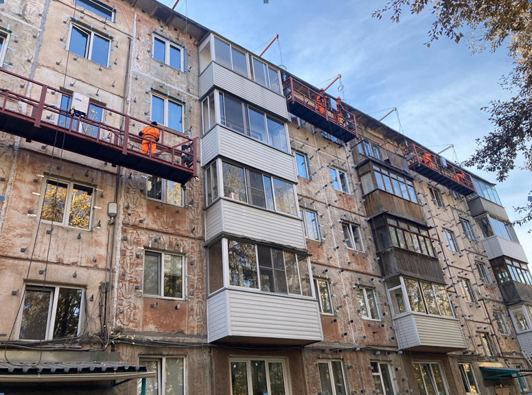 В Ачинске капитально ремонтируют фасады многоквартирных домов.