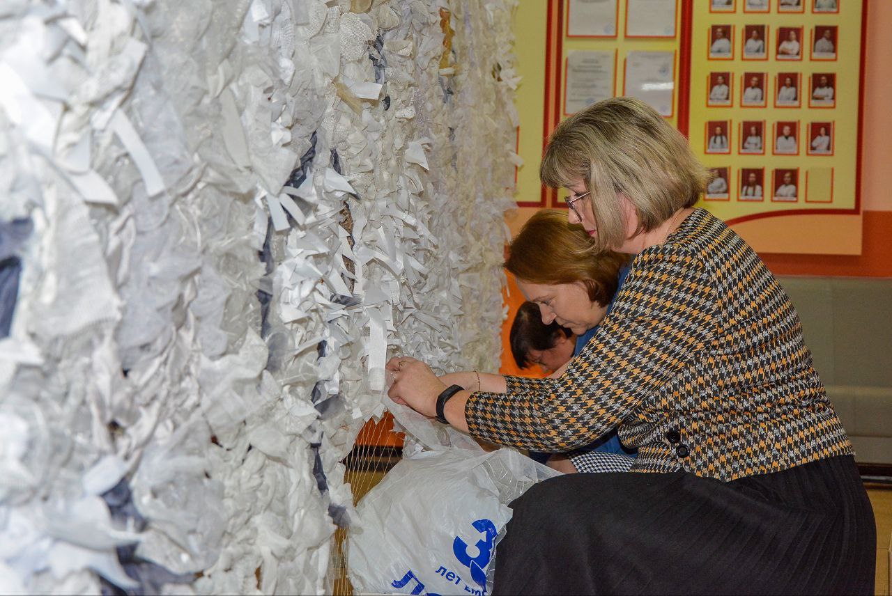 В Ачинске волонтёры плетут маскировочные сети для бойцов, выполняющих задачи СВО.