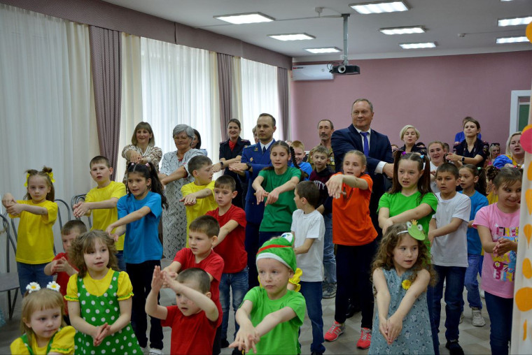 Игорь Титенков поздравил ребятишек в Центре семьи «Ачинский».
