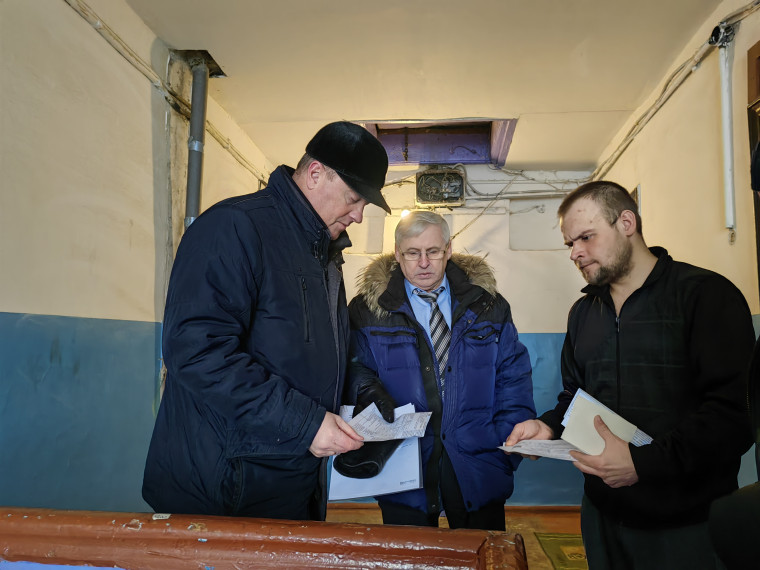 Глава Ачинска Игорь Титенков проинспектировал ход снегоуборки во дворах.