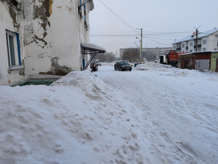 Глава Ачинска Игорь Титенков проинспектировал ход снегоуборки во дворах.